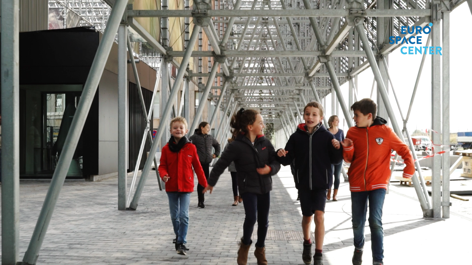 Des enfants courent et s'amusent lors d'un anniversaire &agrave; l'Euro Space Center.