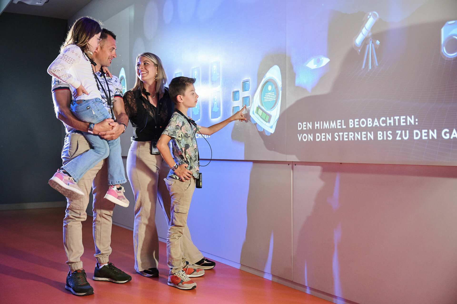 Een gezin dat samen een interactief scherm gebruikt
