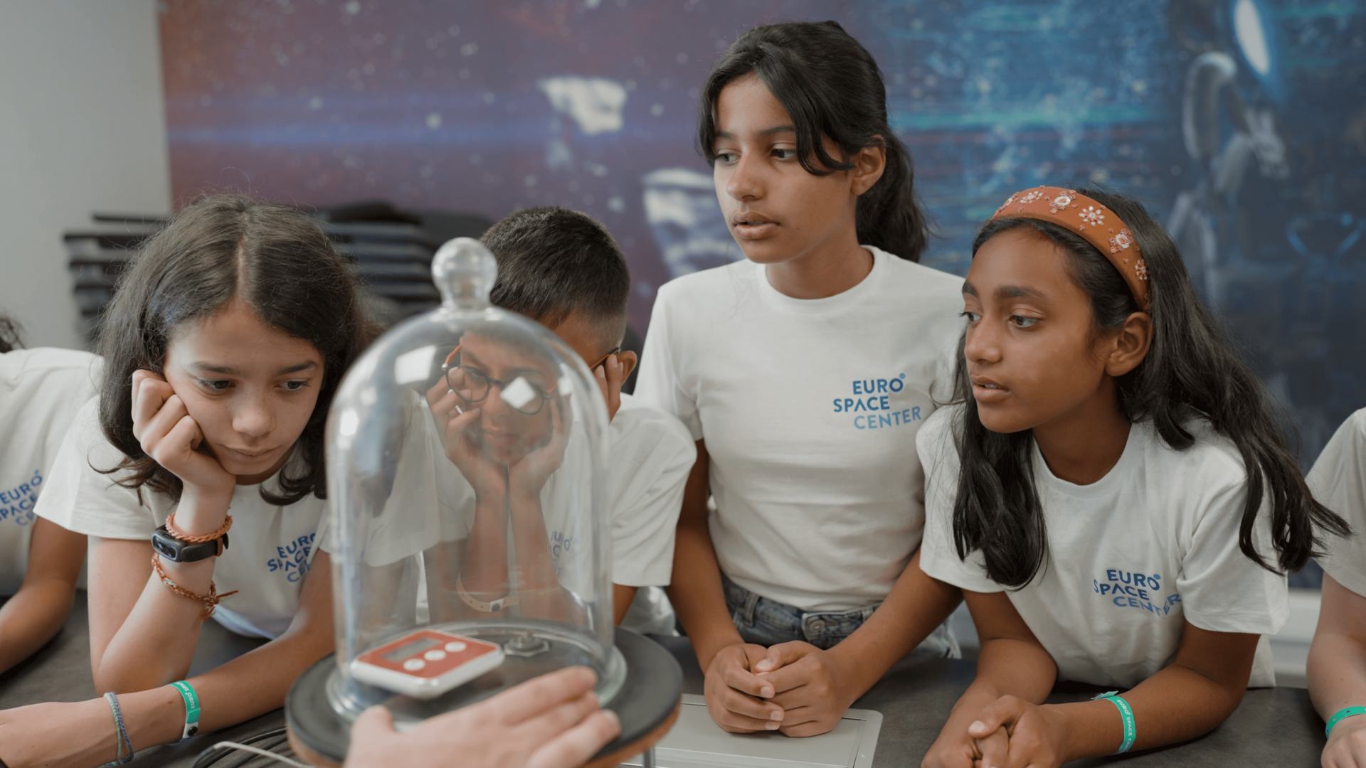 Young people discovering a scientific experiment during a camp