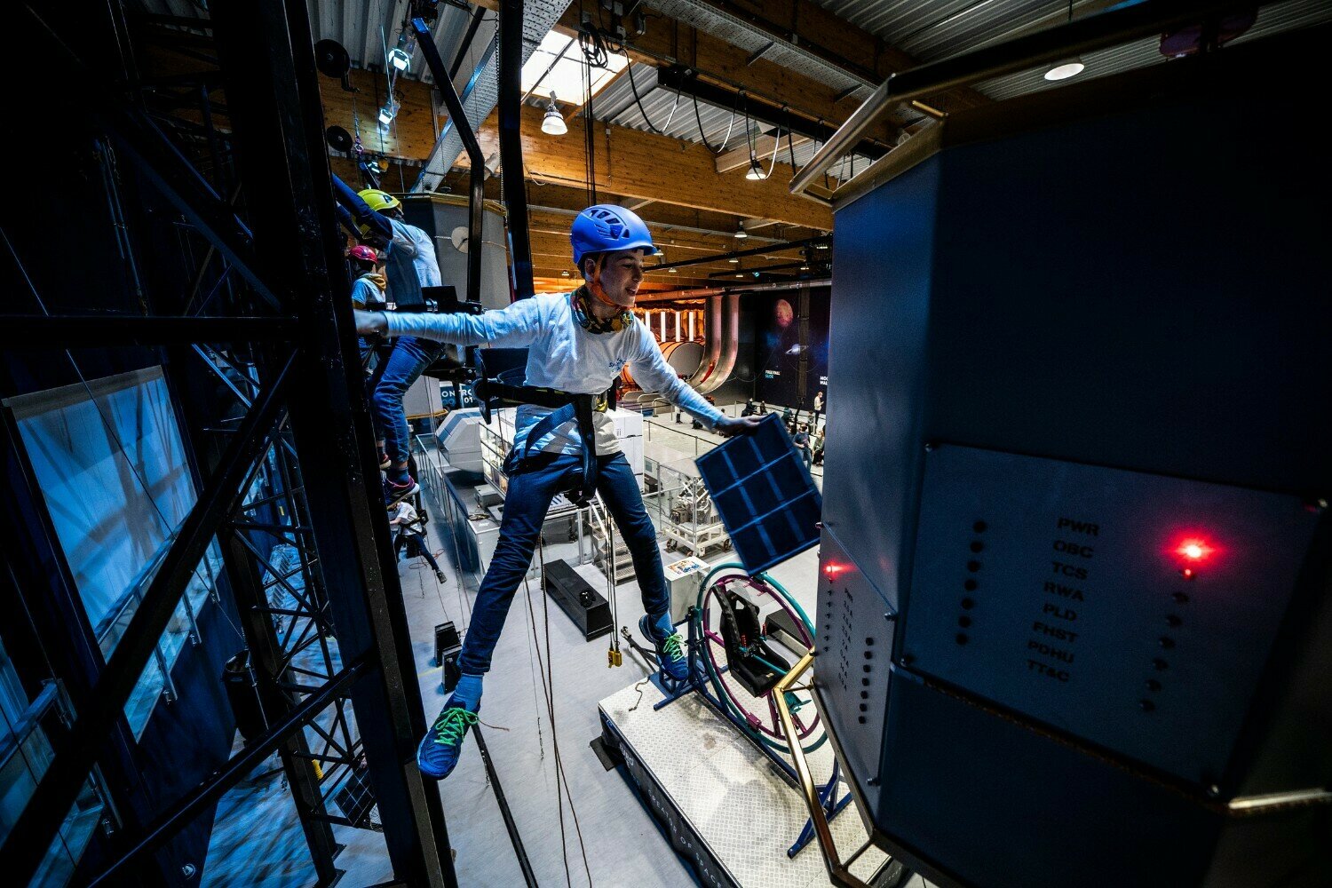 Microgravity wall – astronaut training with the family