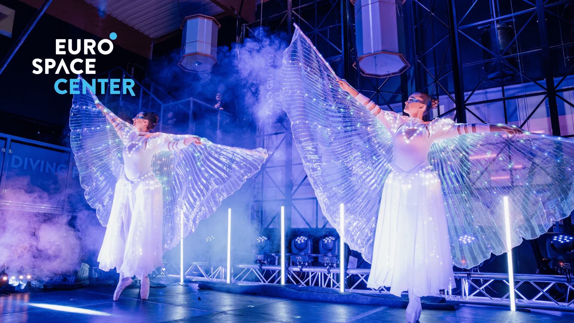 artistieke voorstelling met dansers en acrobaten