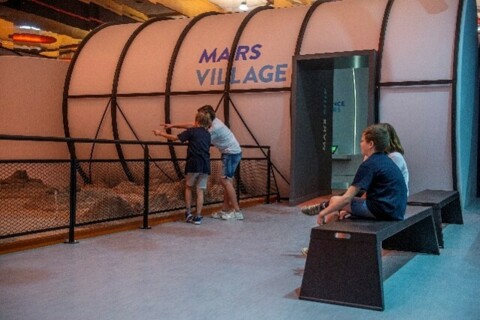 Grands-parents et petits-enfants : une activité familiale à la découverte de l'espace à l'Euro Space Center